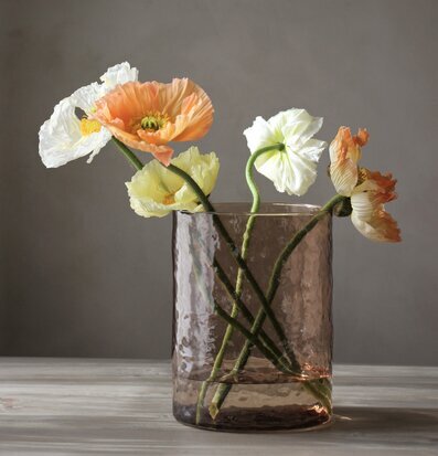 Bild av harmonisk inredning med ljuslykta och blommor