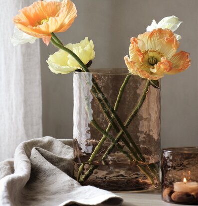 Bild av stilfull dukning med ljuslykta och blommor