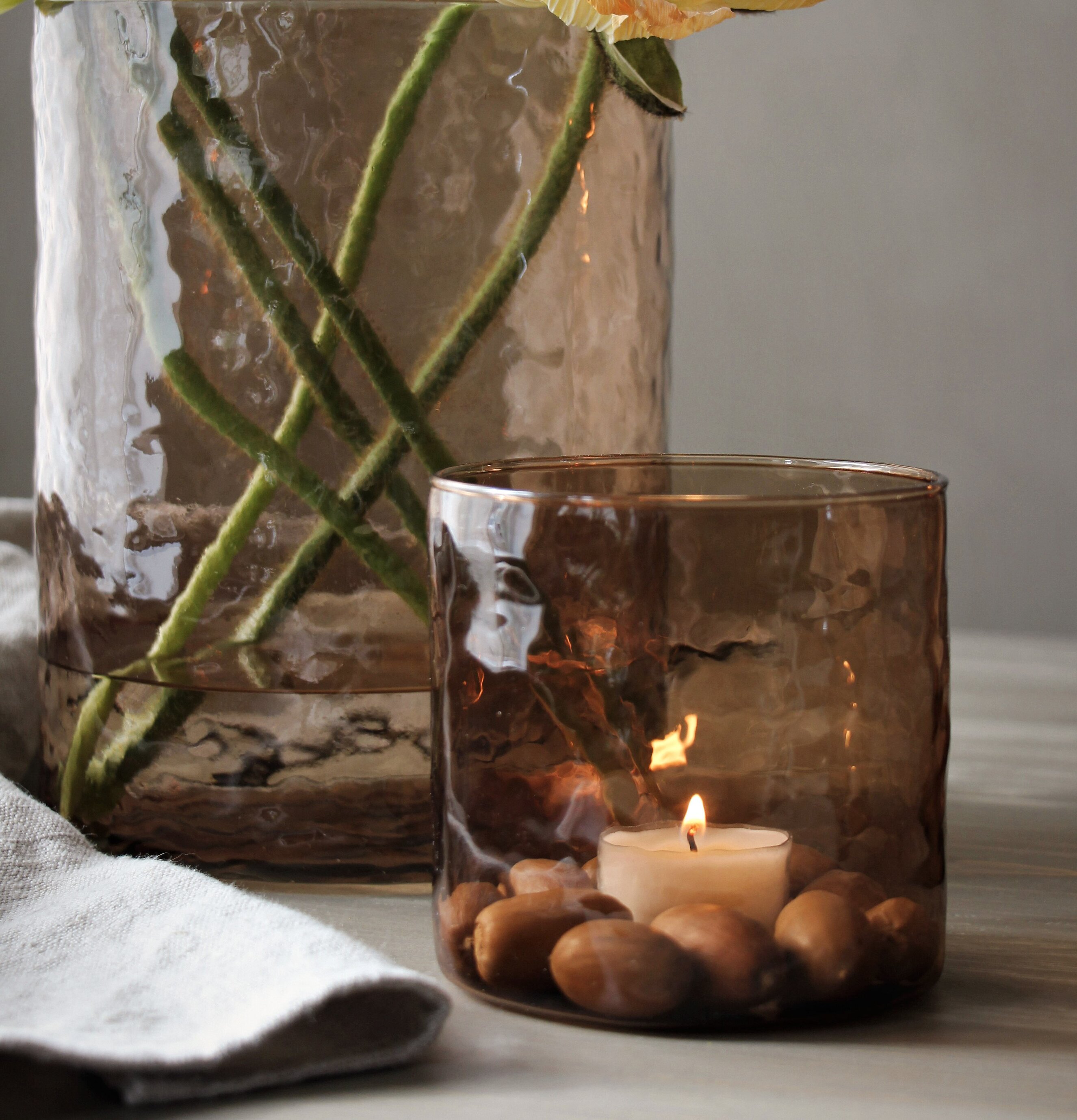 Ljuslykta Hamra Chestnut 10x10 Cm från Majas Cottage på bord