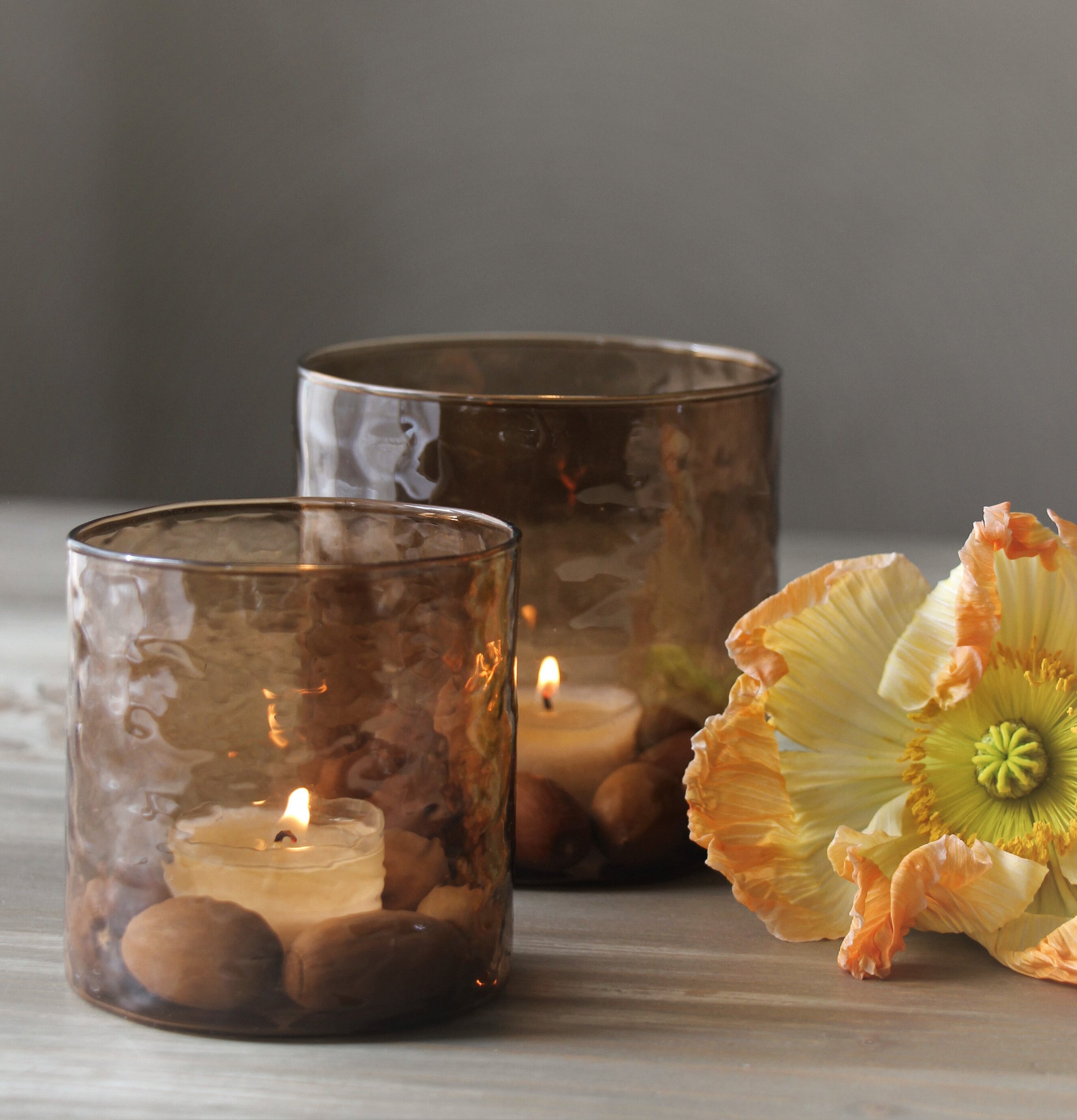 Bild av ljuslyktor som skapar en harmonisk atmosfär