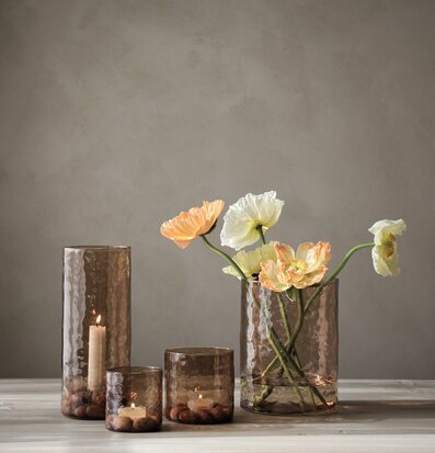 Bild av harmonisk inredning med ljus och naturtoner