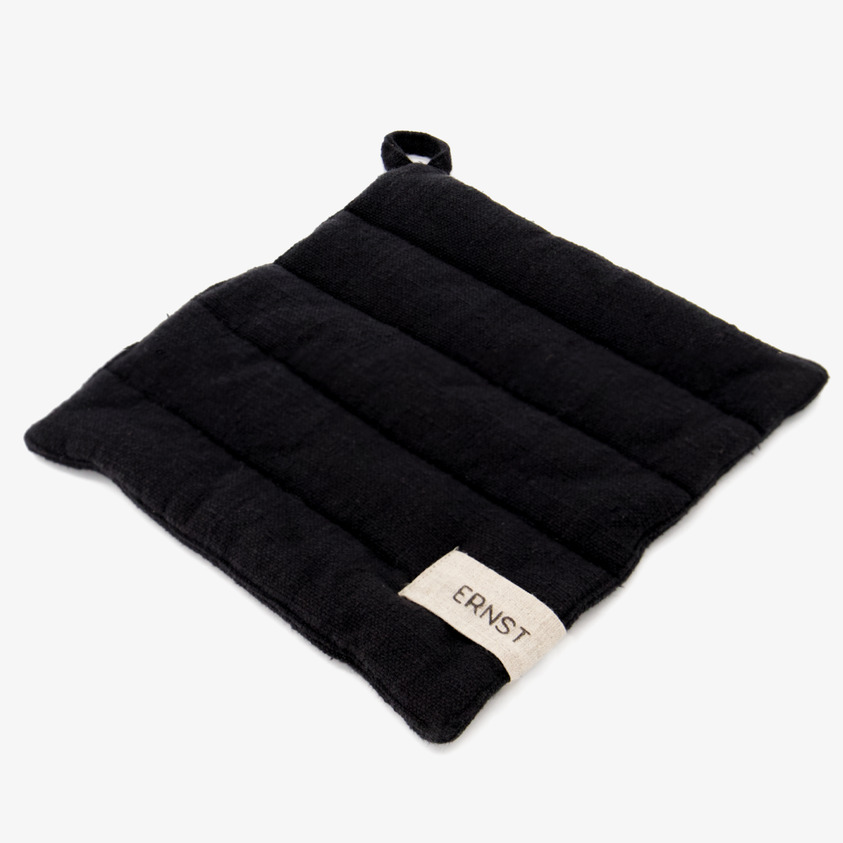 Grytlapp Svart från Ernst med etikett och hängögla