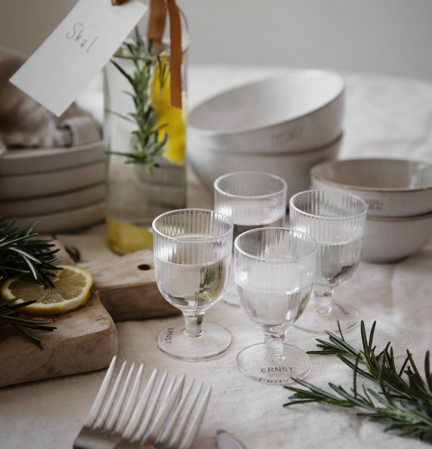 Snapsglas På Fot 4-Pack - Ernst på ett stilfullt dukat bord