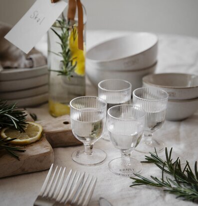 Snapsglas På Fot 4-Pack - Ernst på ett stilfullt dukat bord