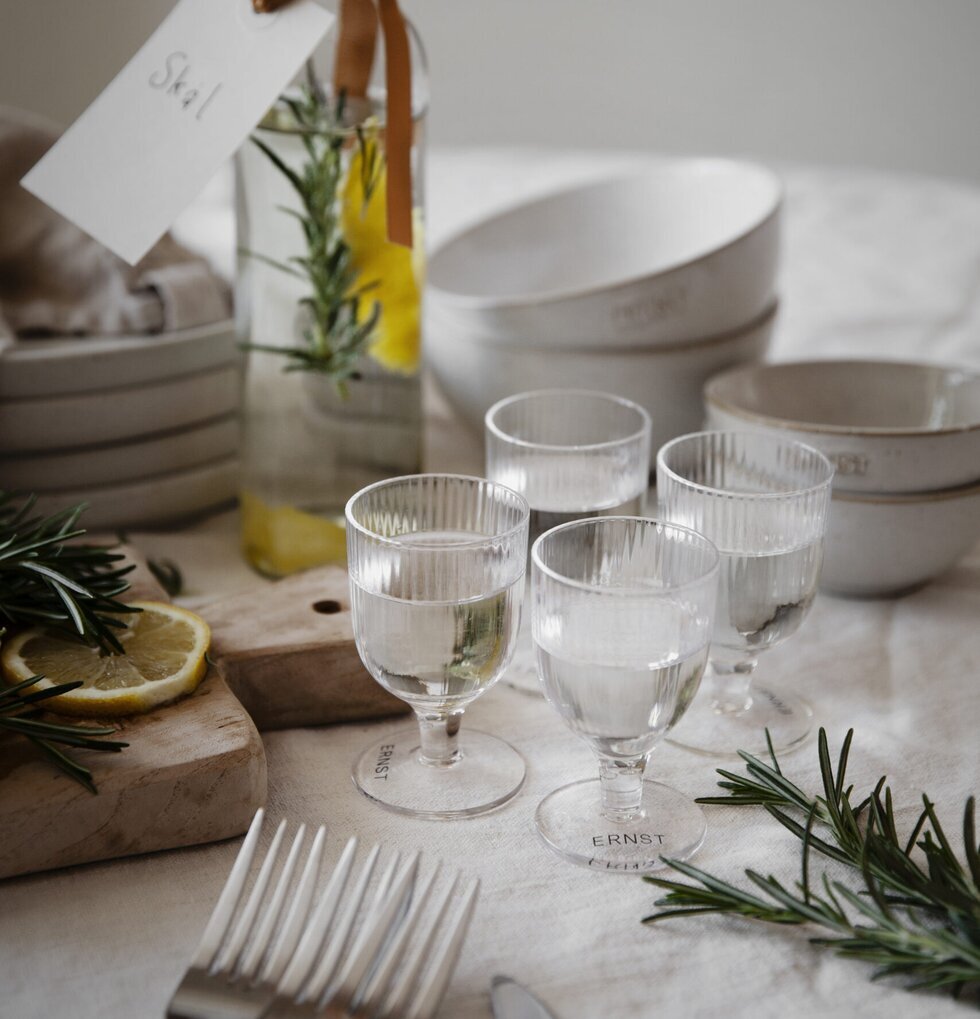Snapsglas På Fot 4-Pack - Ernst på ett stilfullt dukat bord