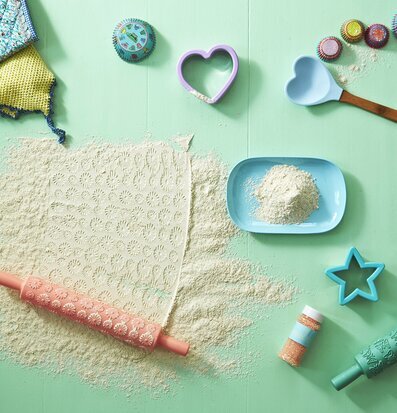 Sanding Sugar Bakdekoration från Rice i färgglad bakmiljö