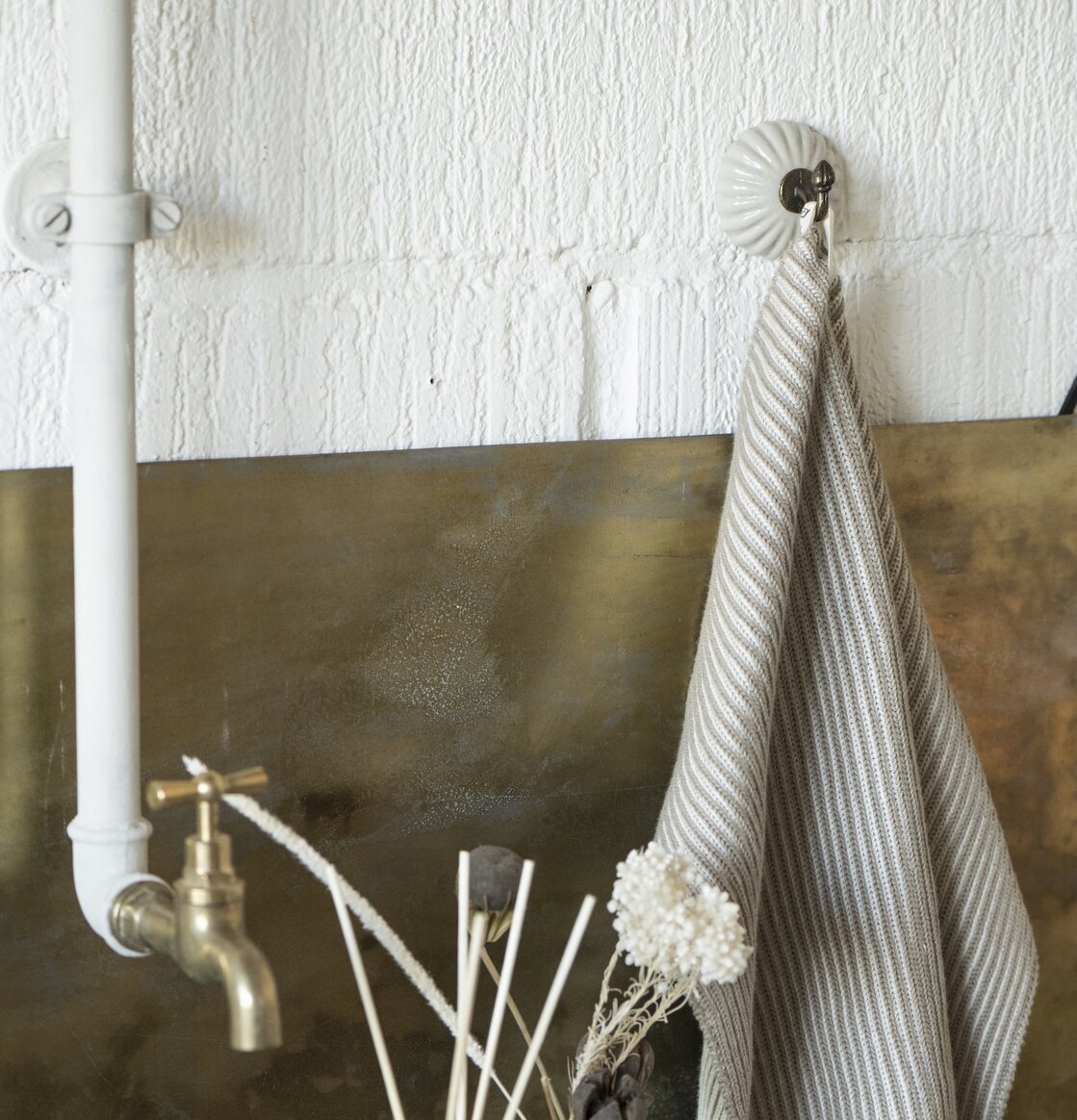 Väggkrok Keramik Creme från IB Laursen på vit texturvägg