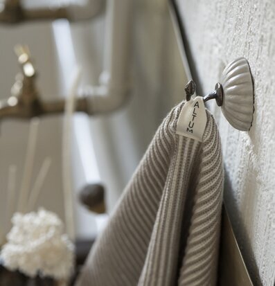 Väggkrok Keramik Creme från IB Laursen monterad på vägg