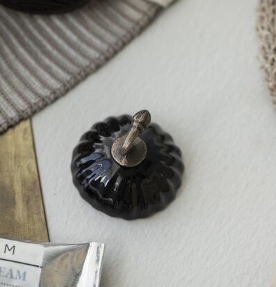 Väggkrok Keramik Svart från IB Laursen med patinerad krok