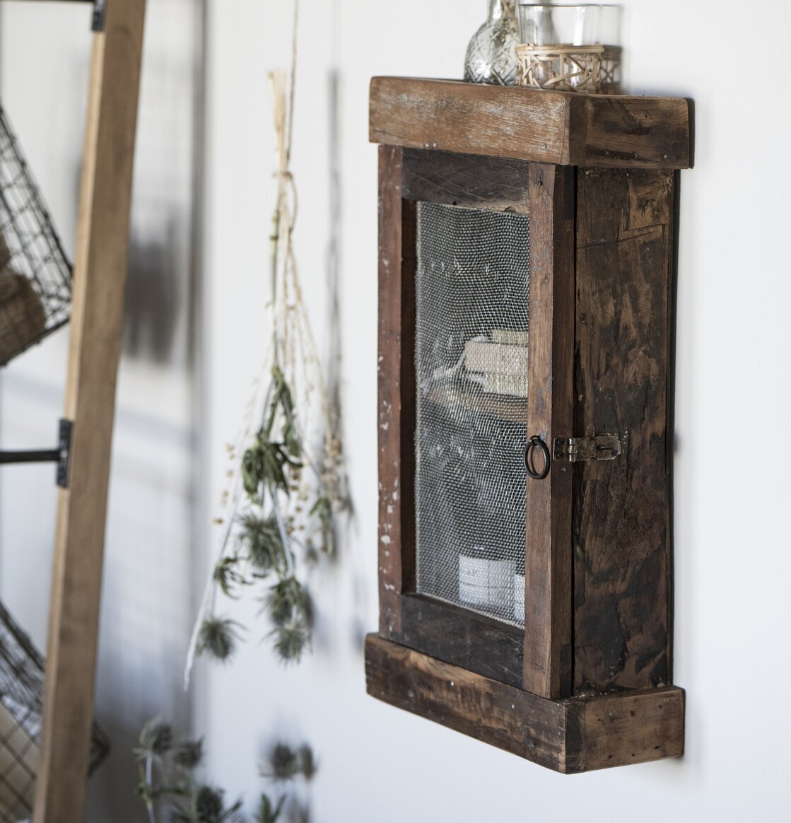 Väggskåp Med Nät Unika från IB Laursen på vit vägg