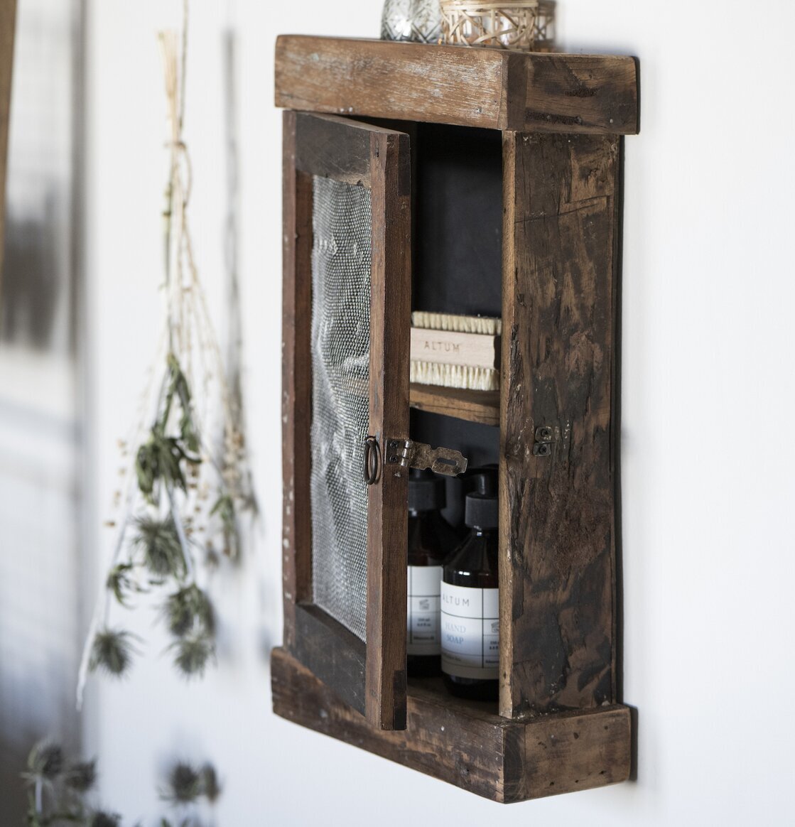Väggskåp Med Nät Unika från IB Laursen i rustik trädesign