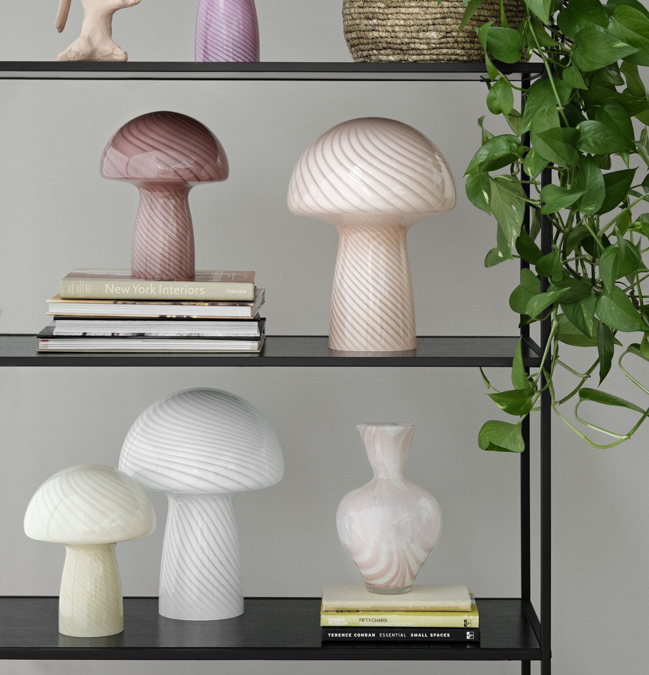 Bordslampa Mushroom S White från Cozy Living på svart hylla