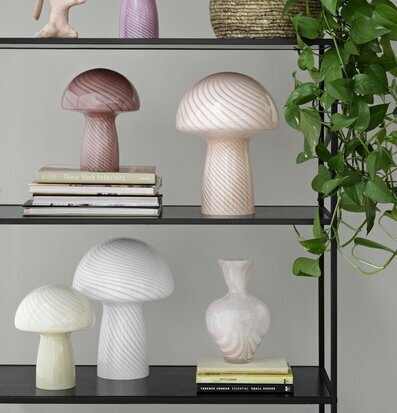 Bordslampa Mushroom S White från Cozy Living på svart hylla