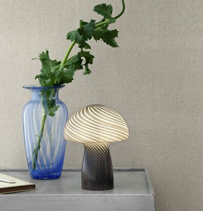 Bordslampa Mushroom S Grey från Cozy Living på ett bord