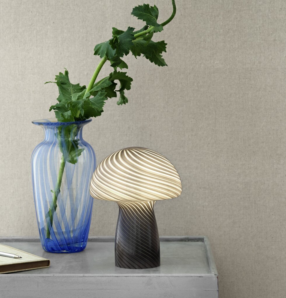 Bordslampa Mushroom S Grey från Cozy Living på ett bord