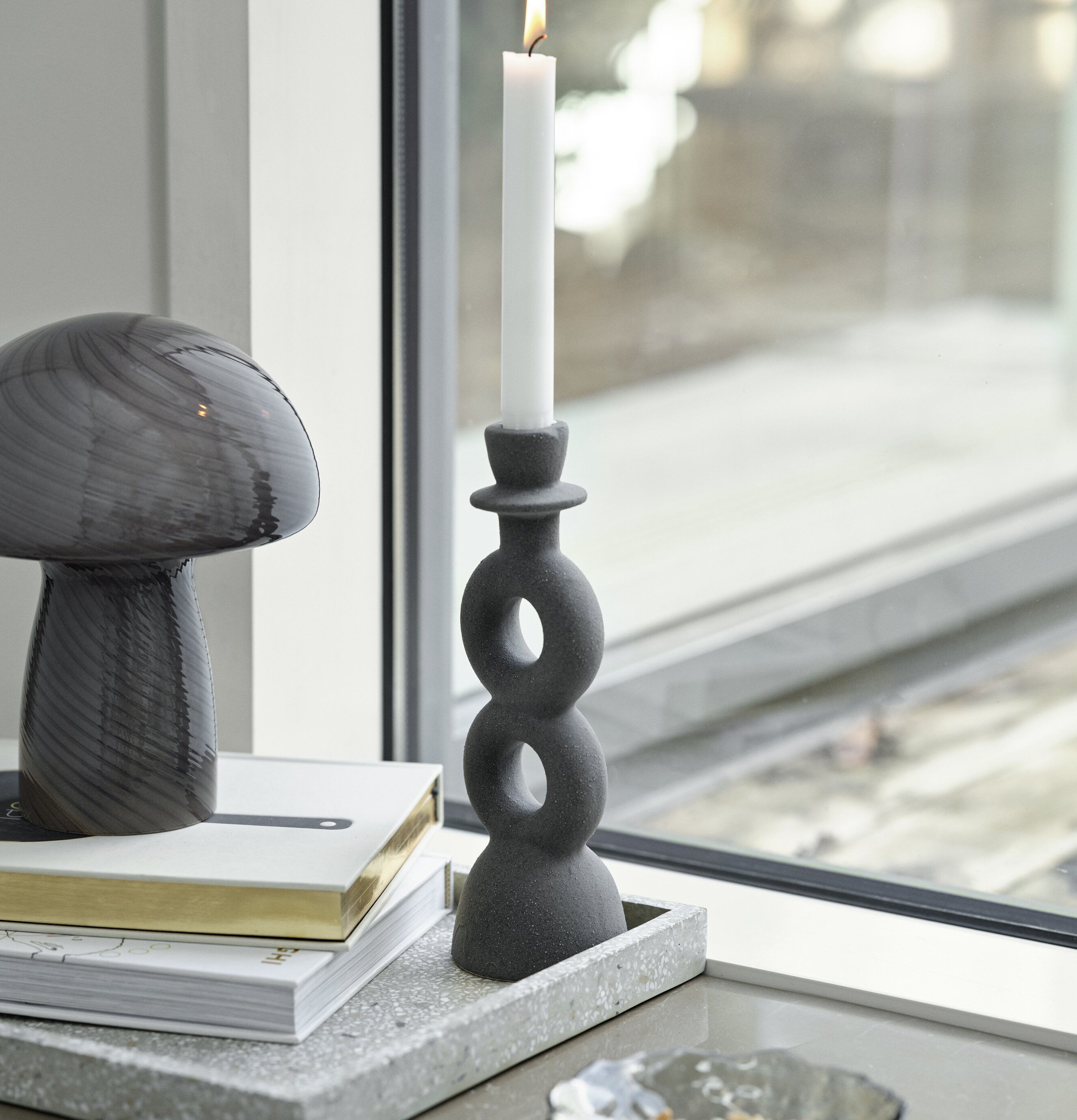 Bordslampa Mushroom S Grey från Cozy Living på fönsterbräda