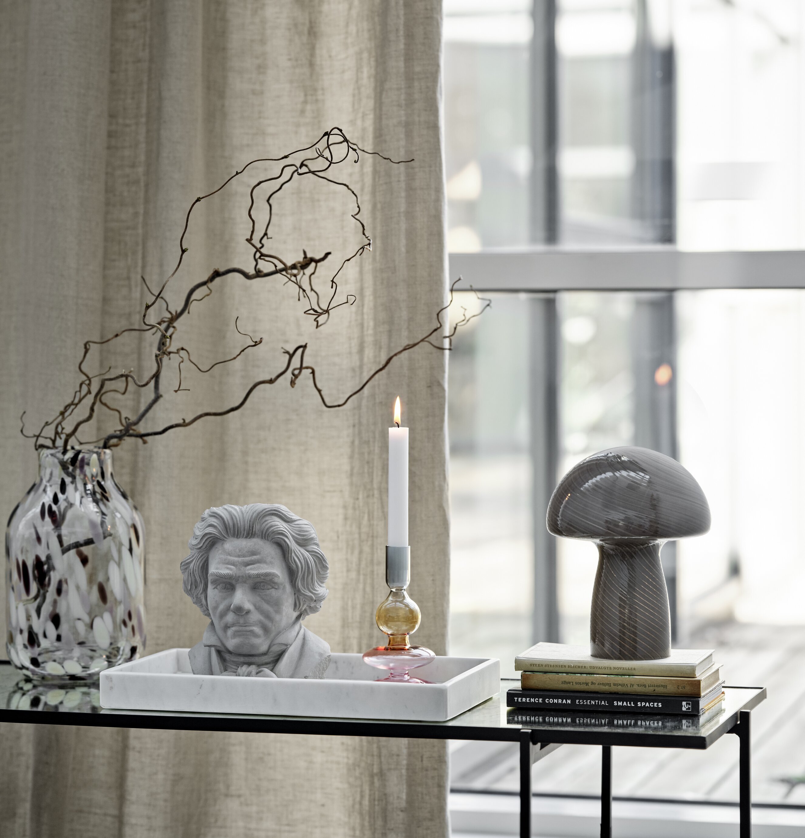 Bordslampa Mushroom S Grey från Cozy Living i ett ljust rum