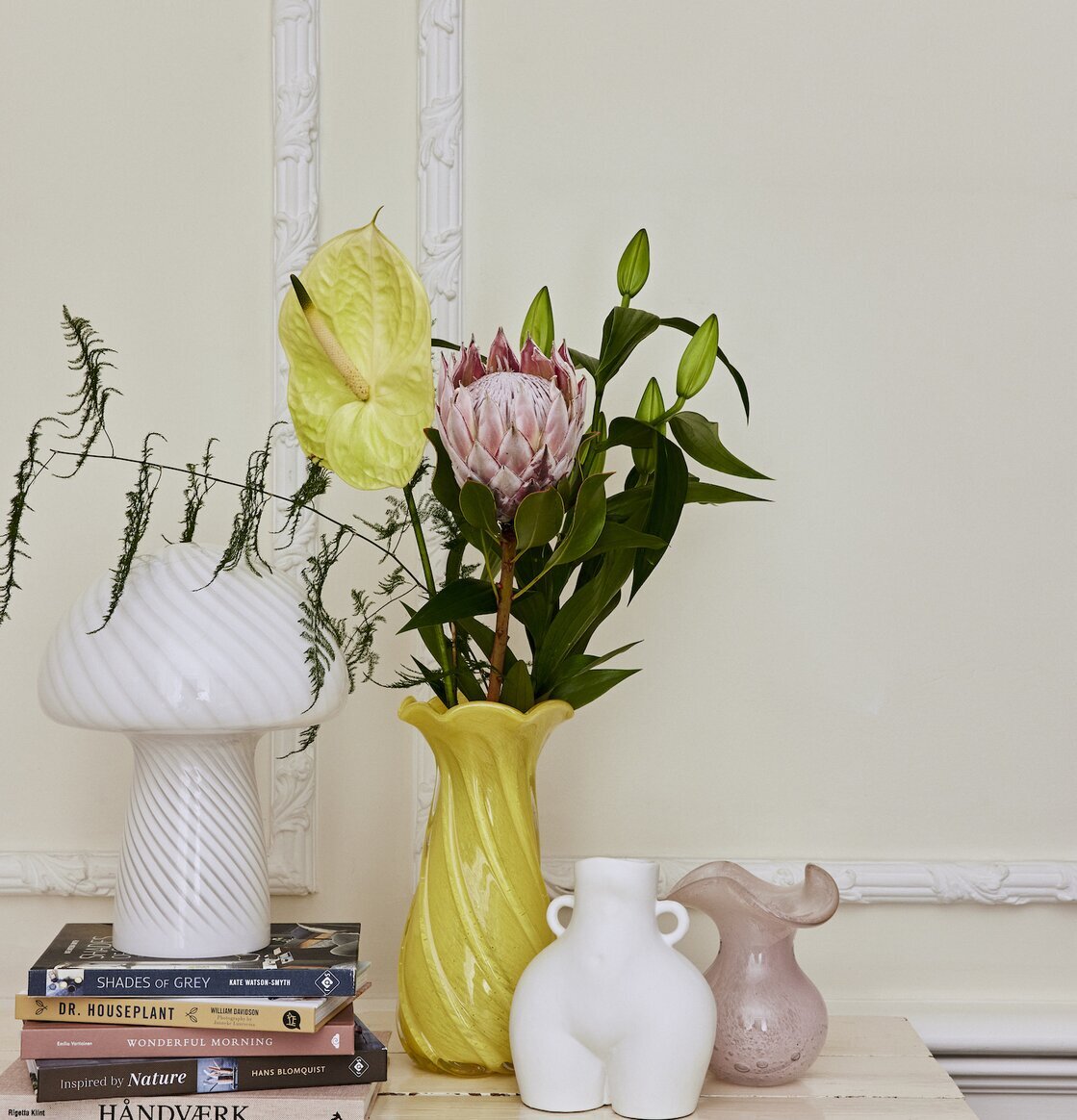 Bordslampa Mushroom S White från Cozy Living på vit byrå