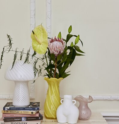 Bordslampa Mushroom S White från Cozy Living på vit byrå