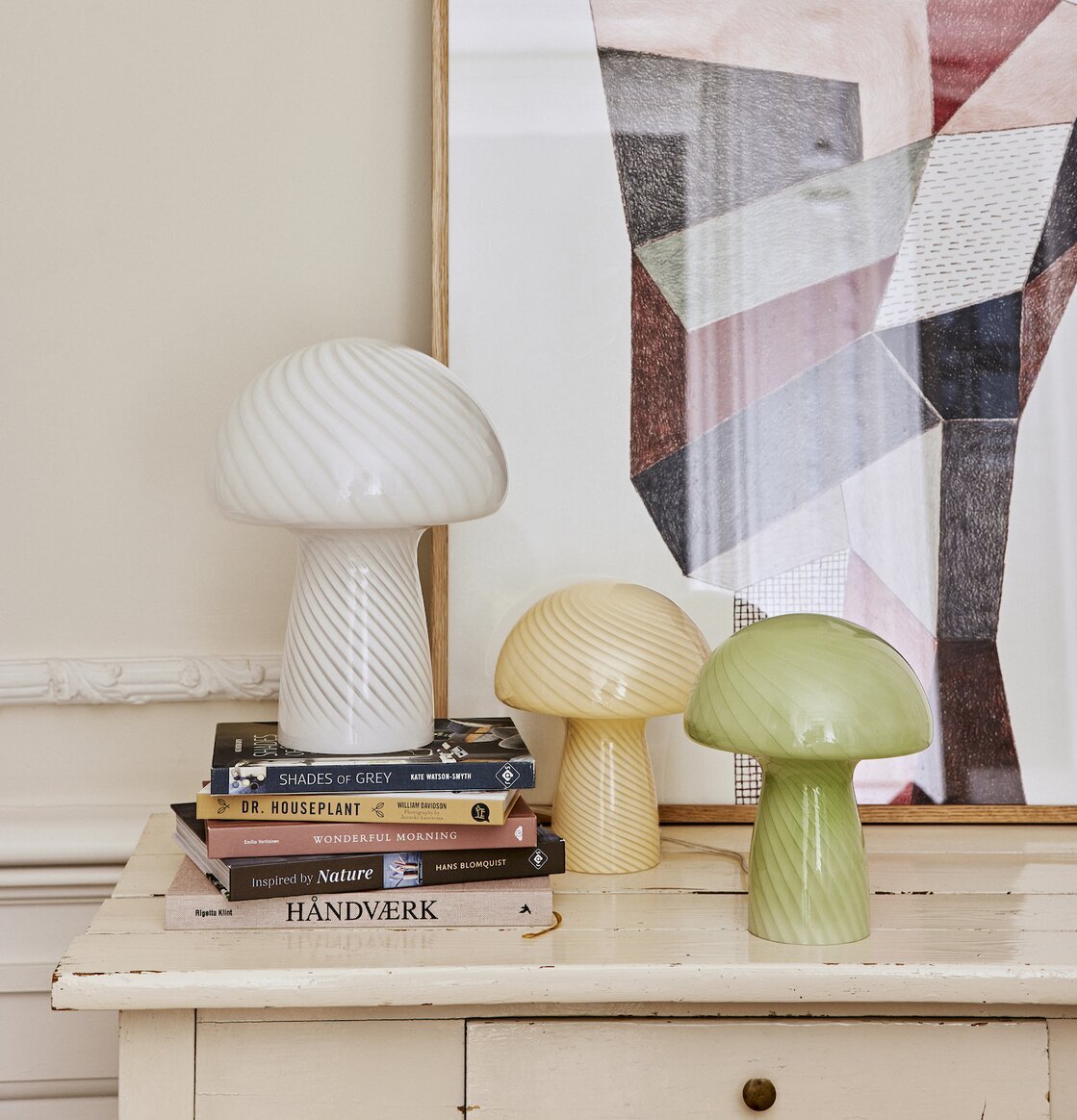 Bordslampa Mushroom S Yellow från Cozy Living på vit byrå