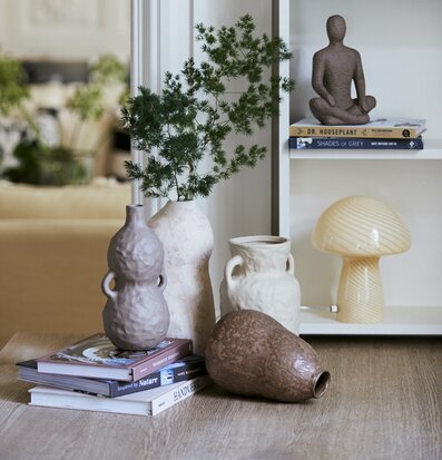 Bordslampa Mushroom S Yellow från Cozy Living på en hylla