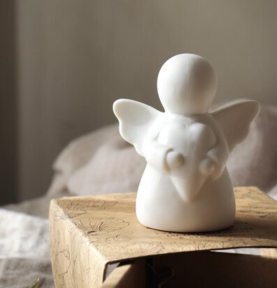 Skyddsängeln Inkl Gåvobox från Majas Cottage med vit design