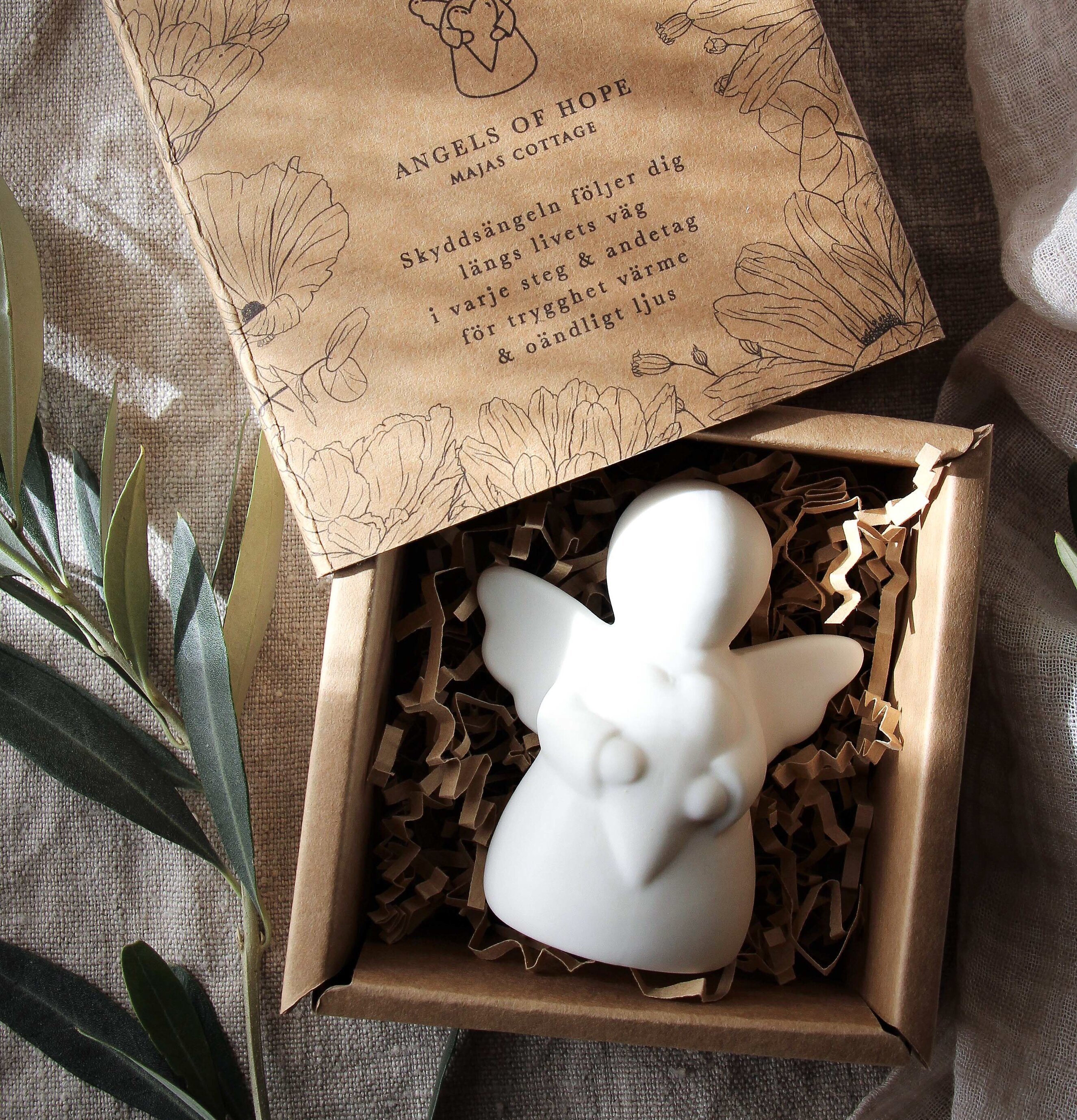 Skyddsängeln Inkl Gåvobox från Majas Cottage i rustik låda