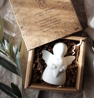 Skyddsängeln Inkl Gåvobox från Majas Cottage i rustik låda