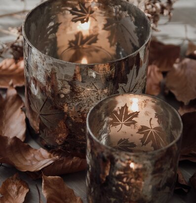 Bild av stämningsfull höstscen med ljuslykta