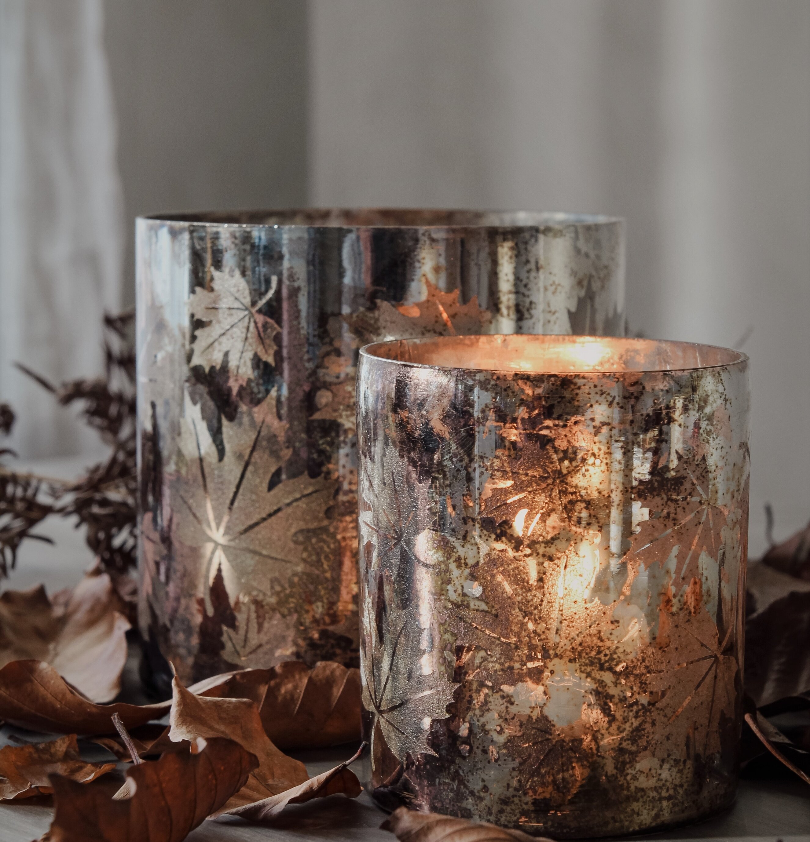 Bild av ljuslykta med höstlöv och varm atmosfär