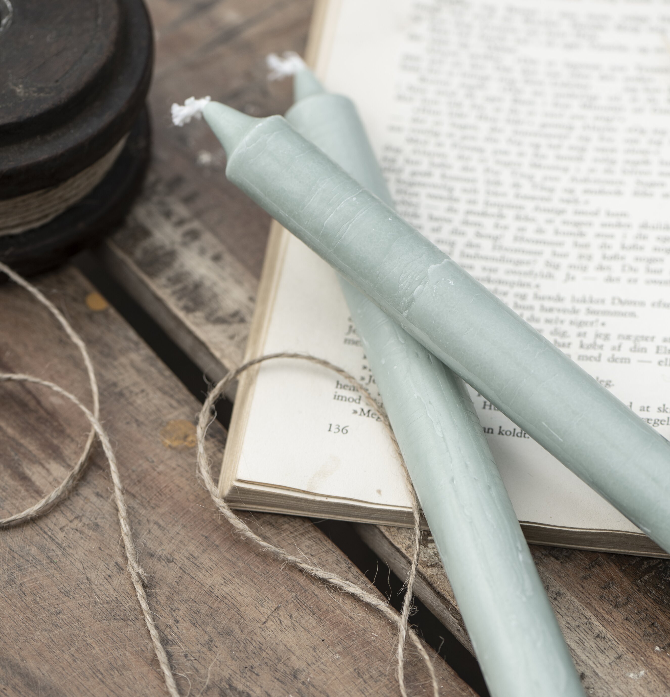 Stearinljus Grön Set/4 från IB Laursen på slitet träbord