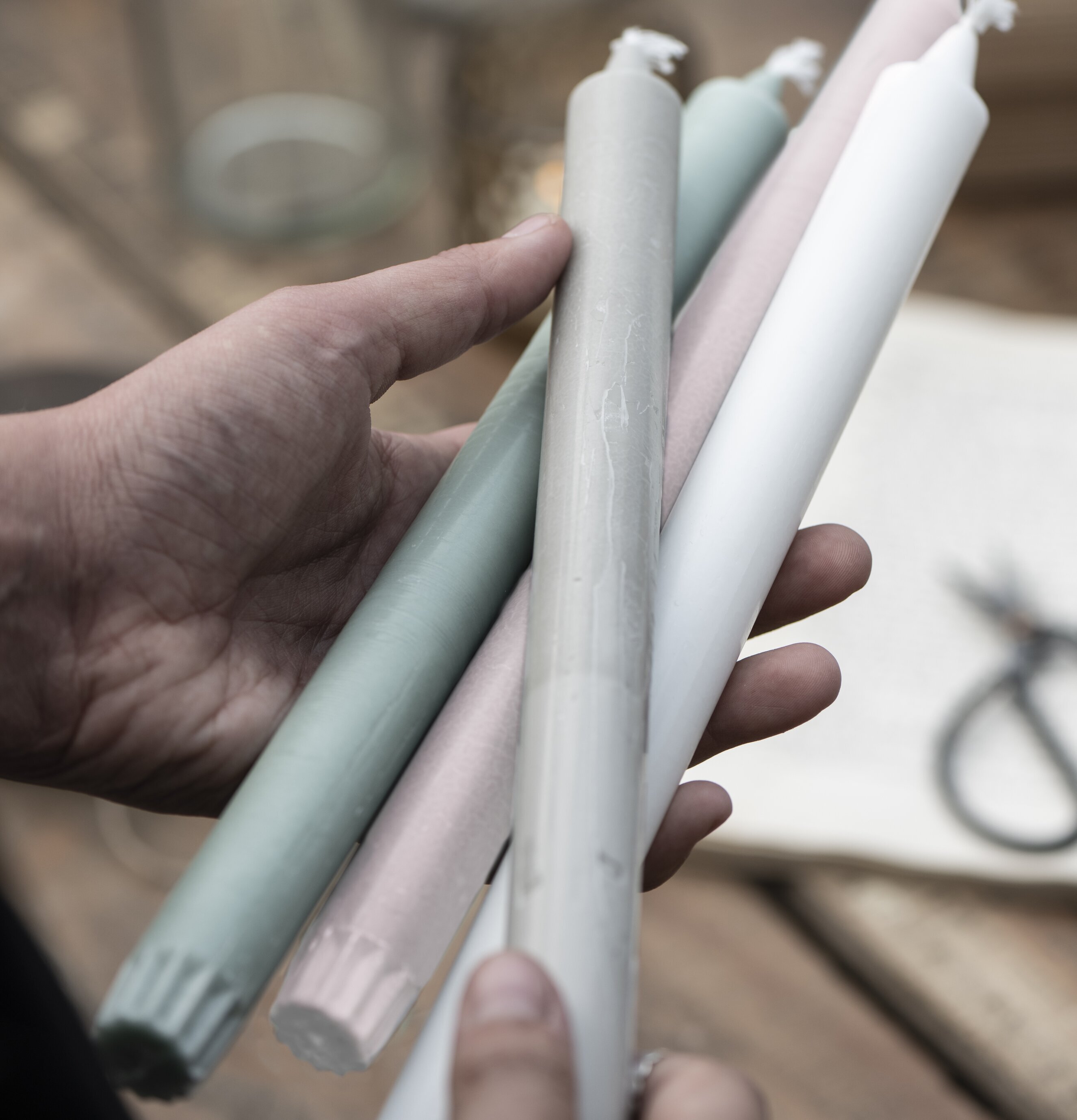 Stearinljus Grön Set/4 från IB Laursen hålls i en hand