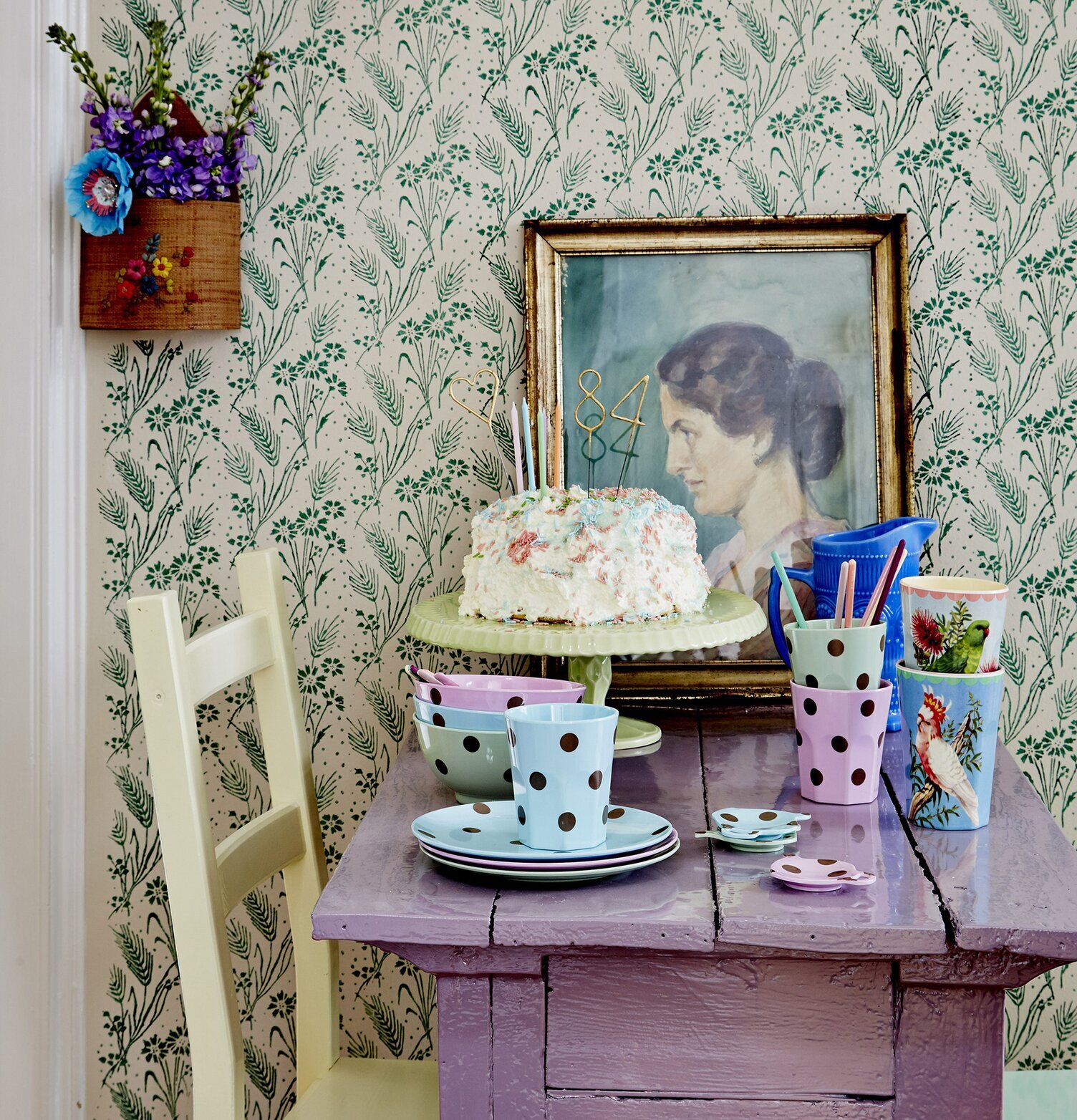 Tallrik Pastellblå Gold Polka Dots från Rice på rustikt bord