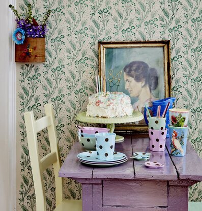 Tallrik Pastellgrön Gold Polka Dots från Rice på dukat bord