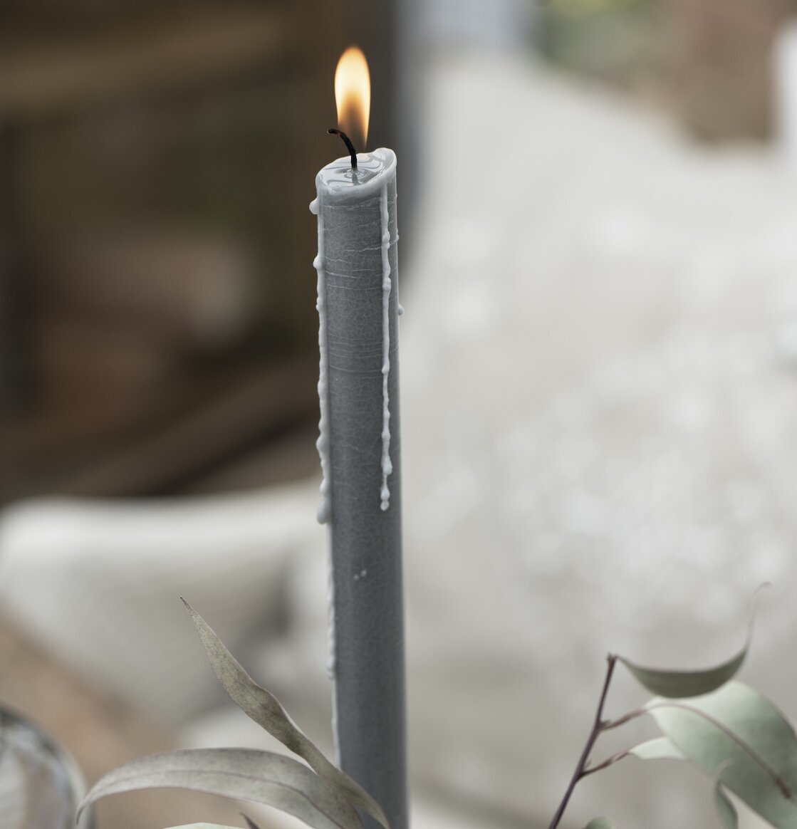 Stearinljus Askgrå Set/4 från IB Laursen med brinnande låga