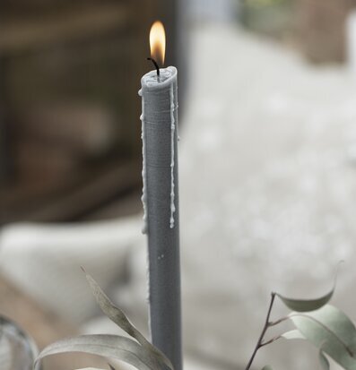 Stearinljus Askgrå Set/4 från IB Laursen med brinnande låga