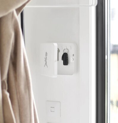 Bild av stilrent nyckelskåp i harmonisk hemmiljö