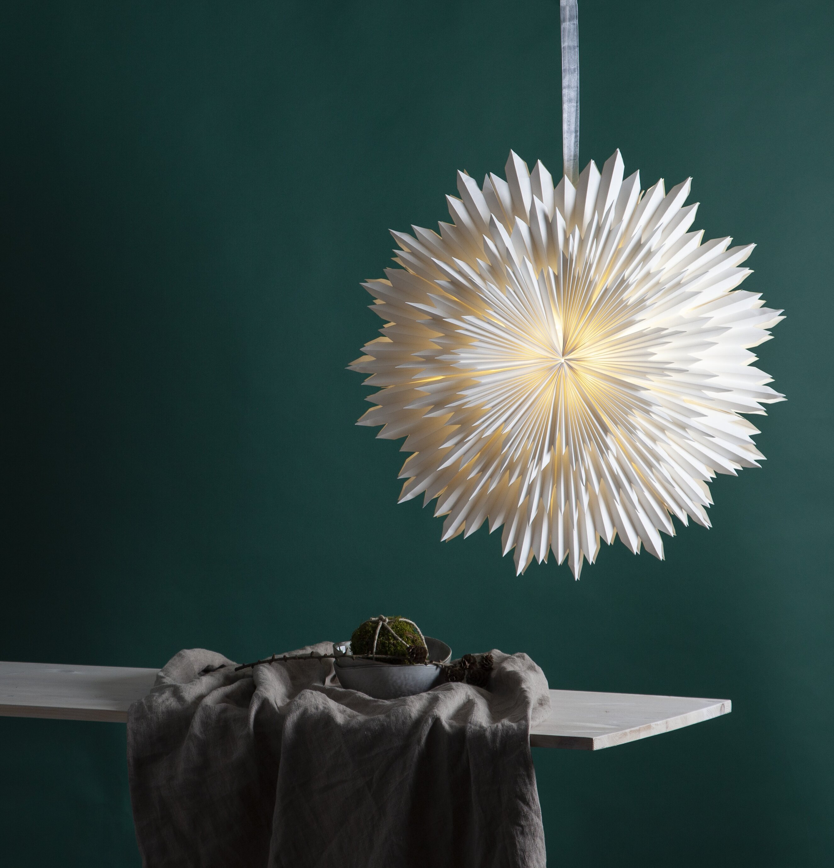 Pappersstjärna Ice Vit Ø70 Cm från Star Trading i grönt rum