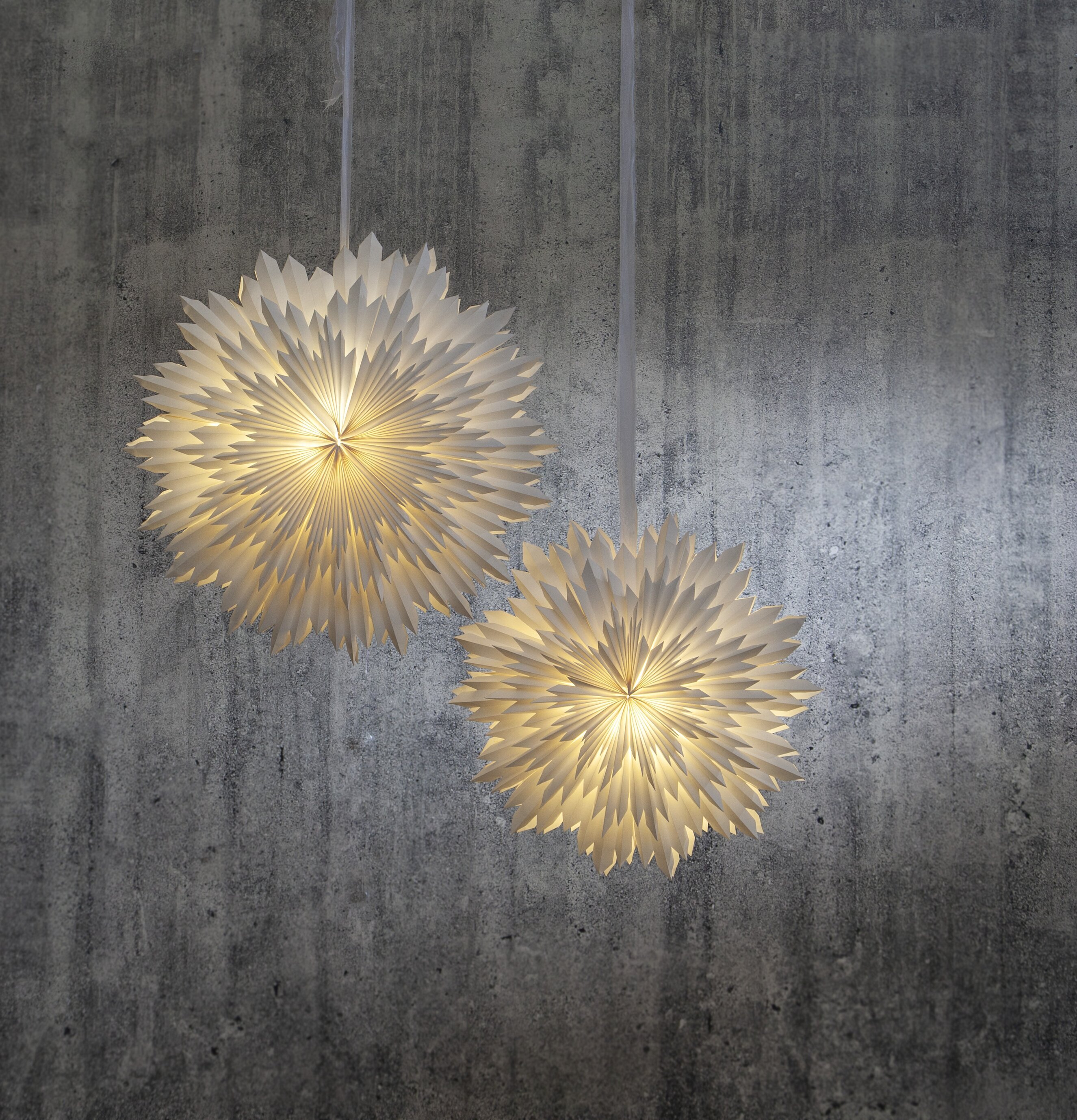 Pappersstjärna Ice Vit Ø70 Cm från Star Trading hänger