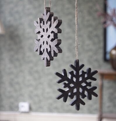 Hängande Snöflinga Trä 17Cm från Different Design i trä