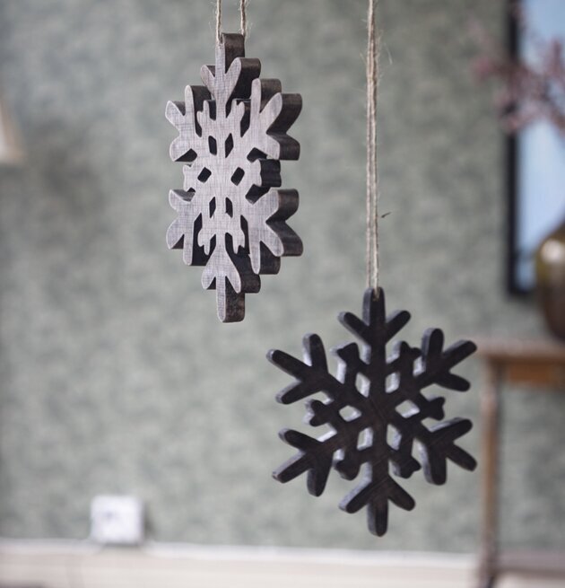 Hängande Snöflinga Trä 17Cm från Different Design i trä