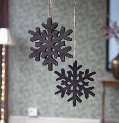 Hängande Snöflinga Trä 17Cm från Different Design i interiör