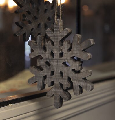 Hängande Snöflinga Trä 17Cm från Different Design i spegel
