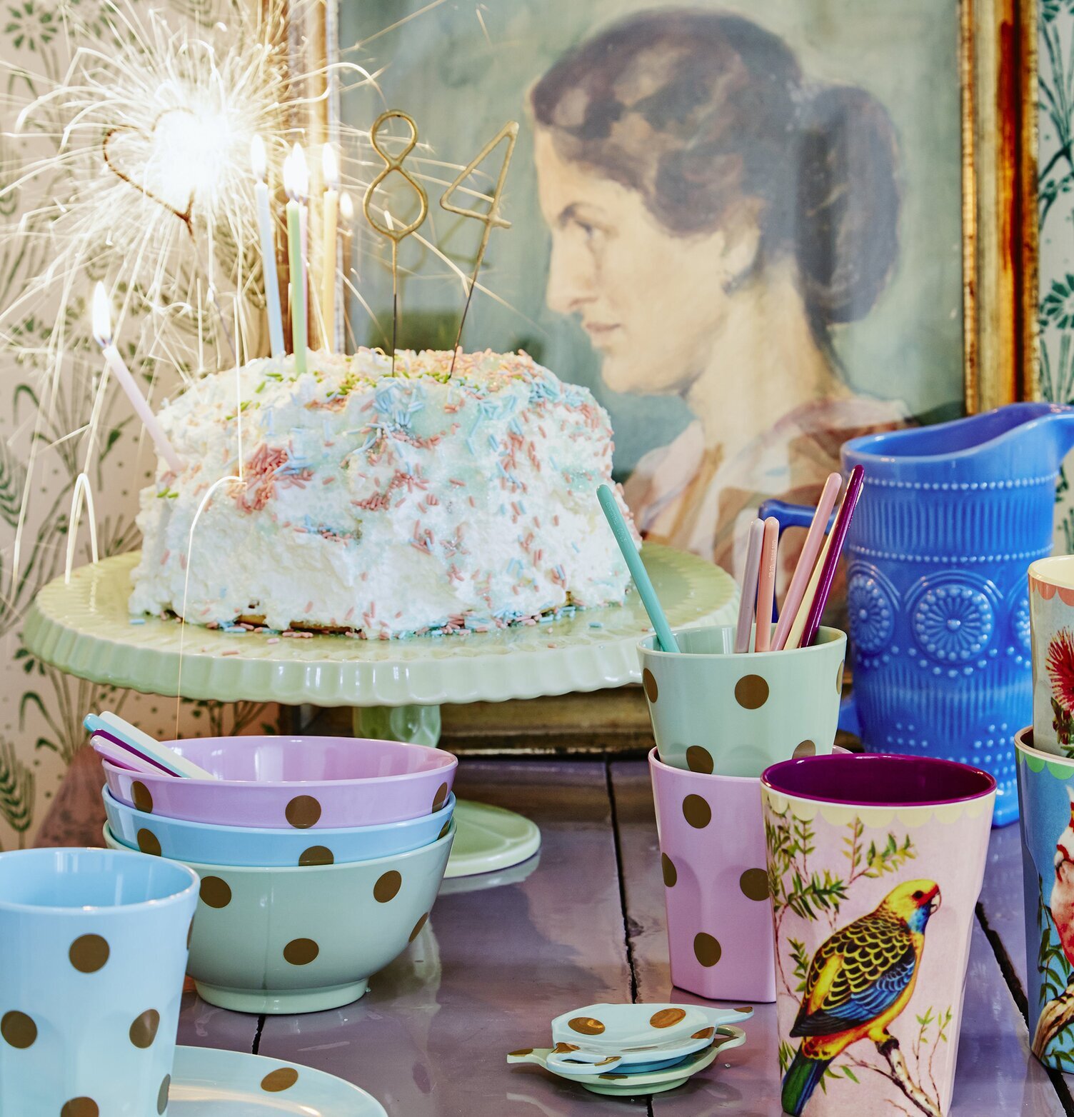 Tomtebloss Golden Sparklers från Rice på en festlig tårta