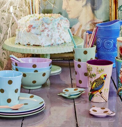 Bild av färgglatt dukat bord med festlig tårta och ljus