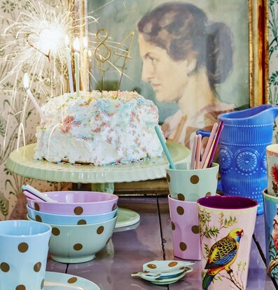 Tomtebloss Golden Sparklers från Rice på en festlig tårta