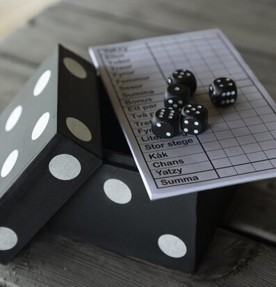 Yatzy Trätärning Inkl Block/Tärningar från Different Design