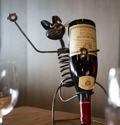 Vinställ Katt Hamrad Plåt från Different Design på träbord