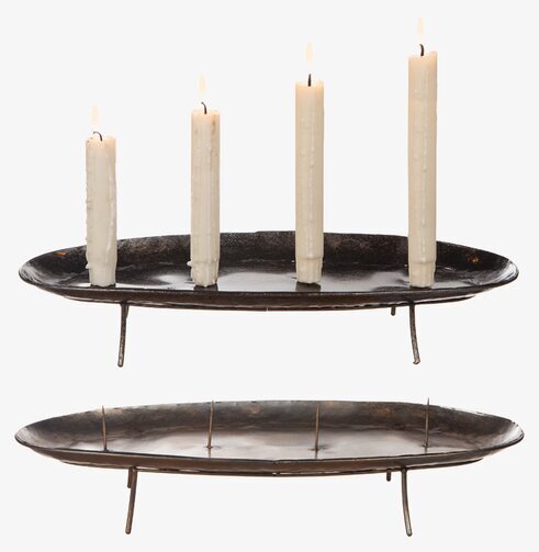 Ljusfat Stumpar Plåt från Different Design på ett bord