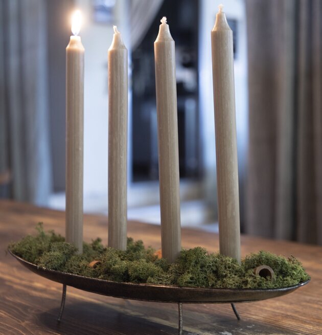 Ljusfat Stumpar Plåt från Different Design på träbord